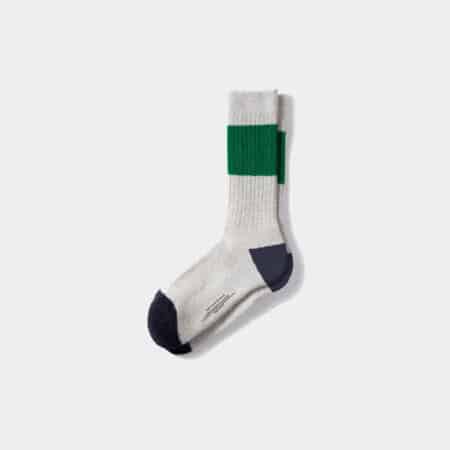 Archer plain grey de color gris y uan raya verde con puntera en negro y talón en azul marino de los calcetines de Edmmond