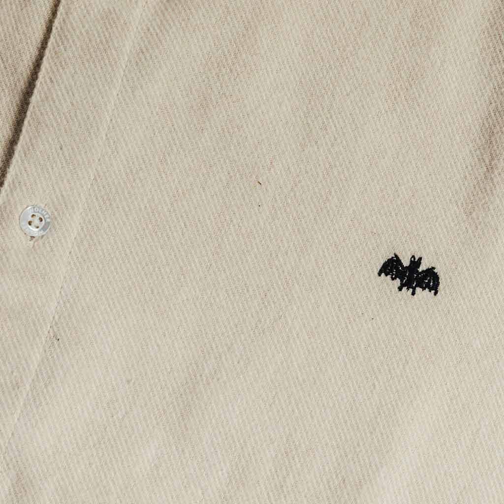Camisa Wolher Arcade detalle del logo bordado del murciélago