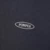 Pompeii Regular dark detalle del logo de la marca bordado de tu sudadera
