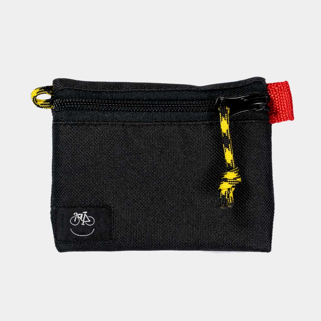 Chela clo small en color negro con detalles en rojo y amarillo de tu bolsa con cremallera