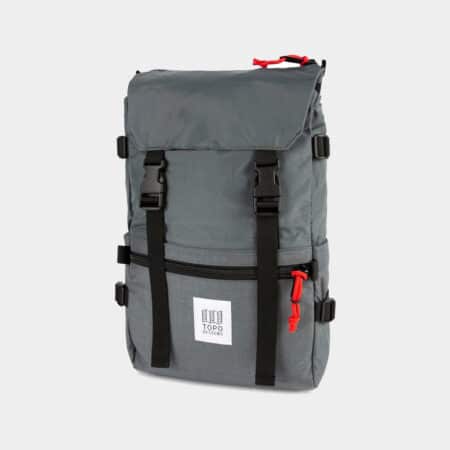 Rover pack charcoal en color gris de tu mochila Topo Designs