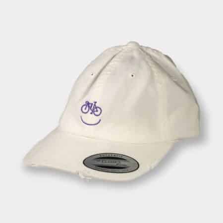 Cap white purple en color blanca es la gorra de Chela Clo